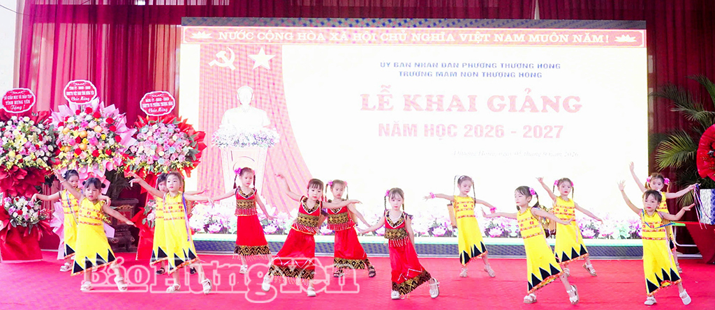 Một tiết mục văn nghệ tại lễ khai giảng ở Trường Mầm non Thượng Hồng.