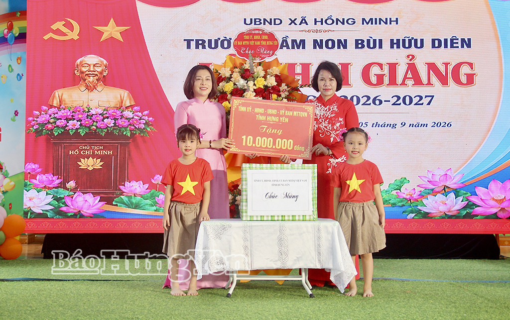 Đồng chí Quách Thị Hương, Ủy viên Ban Thường vụ Tỉnh ủy, Hiệu trưởng Trường Chính trị Nguyễn Văn Linh tặng hoa và quà của tỉnh chúc mừng cô và trò Trường Mầm non Bùi Hữu Diên (xã Hồng Minh) nhân dịp khai giảng năm học mới 2026 - 2027.