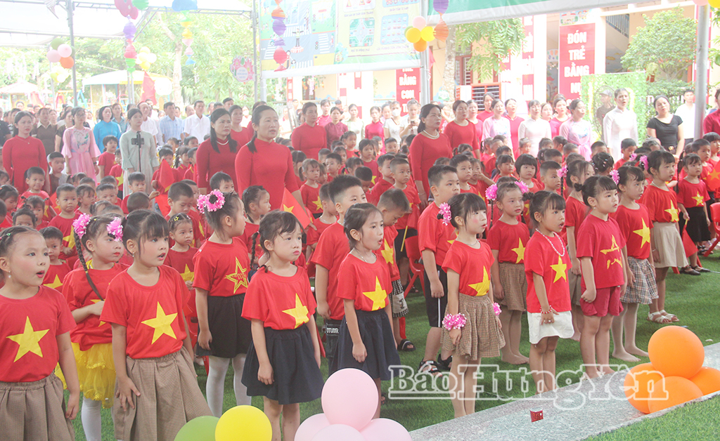 Cô và trò Trường Mầm non Bùi Hữu Diên thực hiện nghi thức chào cờ tại lễ khai giảng.