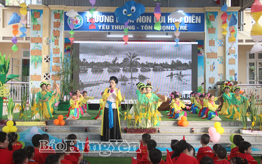 Tiết mục văn nghệ của cô và trò Trường Mầm non Bùi Hữu Diên (xã Hồng Minh) tại lễ khai giảng.