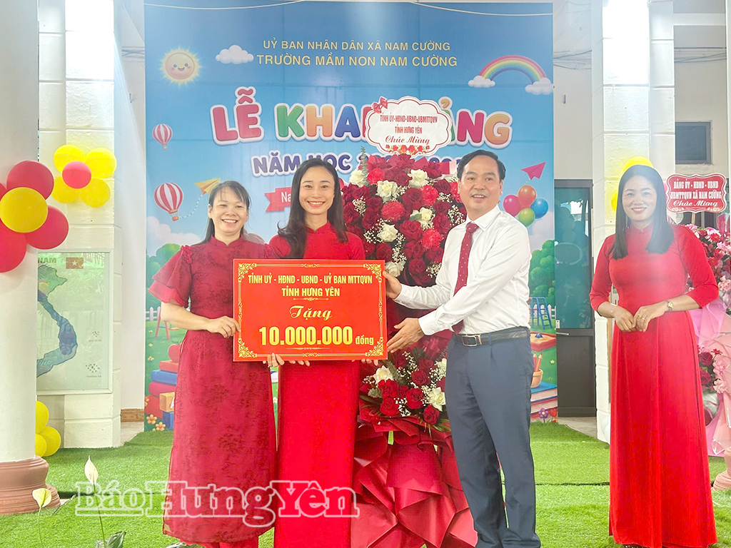 Đồng chí Vũ Ngọc Trì, Phó Chủ tịch HĐND tỉnh tặng hoa và quà của tỉnh chúc mừng Trường Mầm non Nam Cường (xã Nam Cường).