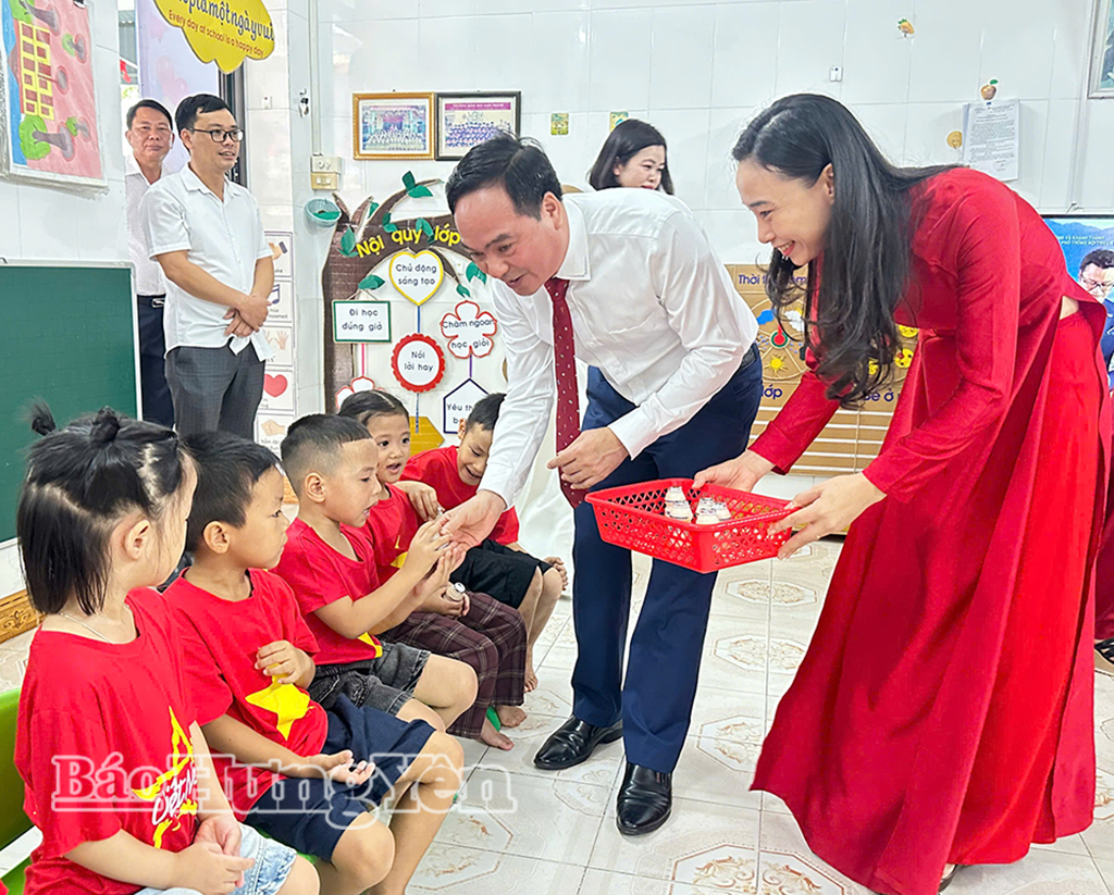 Đồng chí Vũ Ngọc Trì, Phó Chủ tịch HĐND tỉnh tặng quà cho các bé.