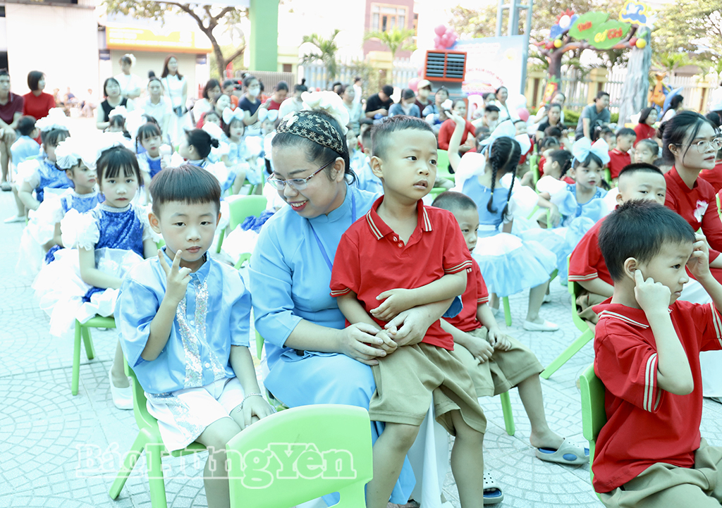 Cô và trò Trường Mầm non Lạc Đạo (xã Lạc Đạo) hân hoan chào đón năm học mới.