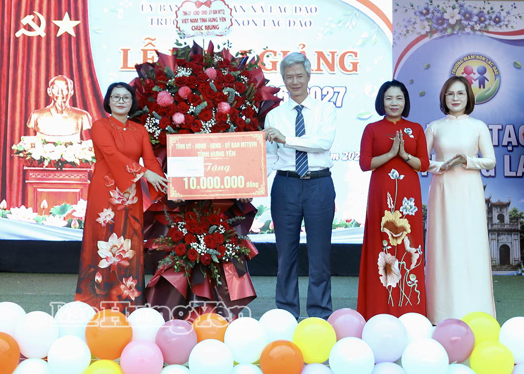 Đồng chí Đào Hồng Vận, Ủy viên Ban Thường vụ Tỉnh ủy, Giám đốc Sở Nội vụ và đại diện Sở Giáo dục và Đào tạo tặng hoa, quà cho Trường Mầm non Lạc Đạo (xã Lạc Đạo).
