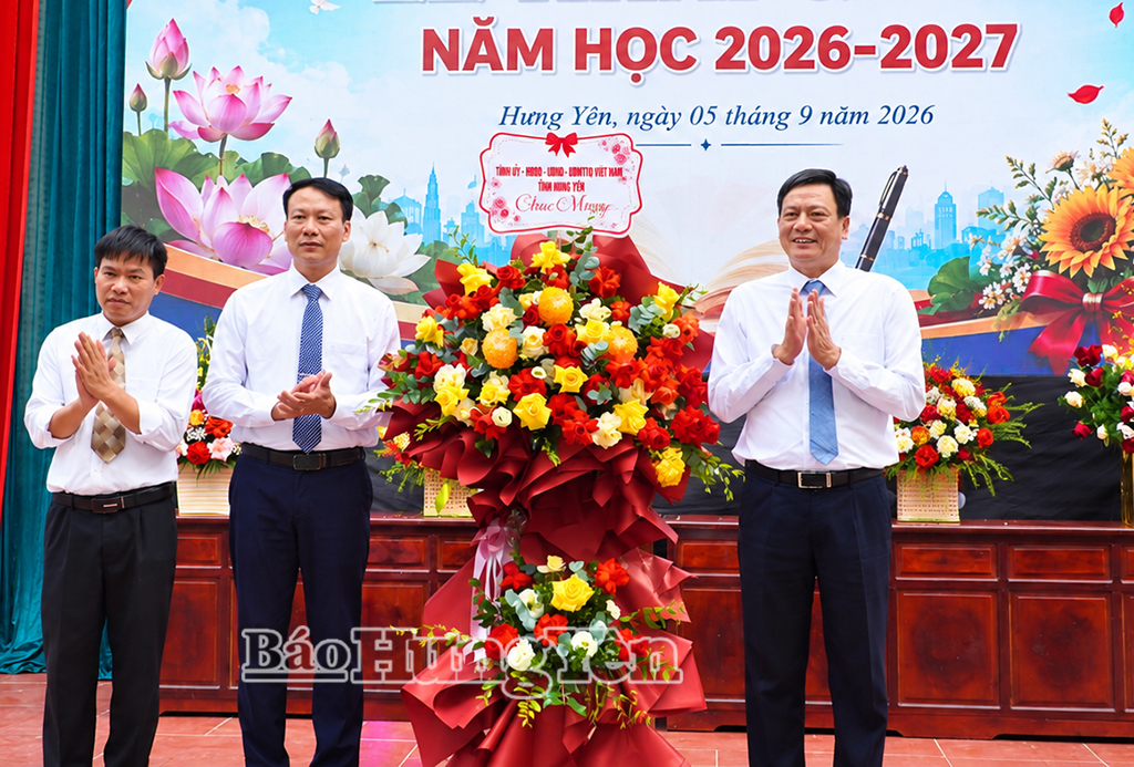 Đồng chí Trưởng ban Quản lý Khu kinh tế và các khu công nghiệp tỉnh Vũ Kim Cứ tặng hoa chúc mừng thầy và trò Trung tâm. 