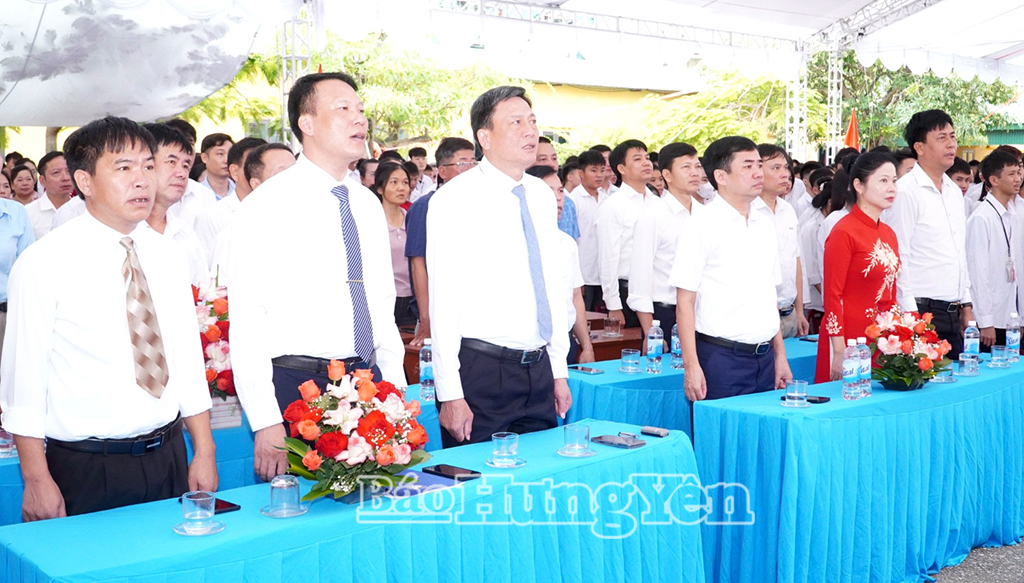 Các đại biểu dự lễ khai giảng năm học mới tại Trung tâm Giáo dục nghề nghiệp - Giáo dục thường xuyên Bùi Viện (xã Tiền Hải).