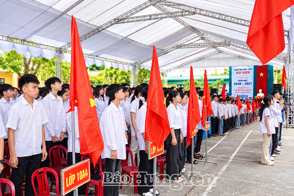 Học sinh và cán bộ, giáo viên Trung tâm Giáo dục nghề nghiệp - Giáo dục thường xuyên Bùi Viện (xã Tiền Hải) hân hoan bước vào năm học mới.