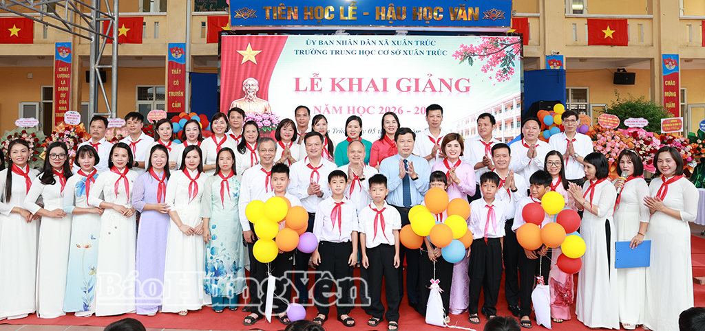 Đồng chí Trần Quốc Toản, Phó Bí thư Thường trực Tỉnh ủy, Chủ tịch Ủy ban MTTQ Việt Nam tỉnh cùng các đại biểu chụp ảnh lưu niệm với giáo viên, học sinh Trường THCS Xuân Trúc (xã Xuân Trúc).
