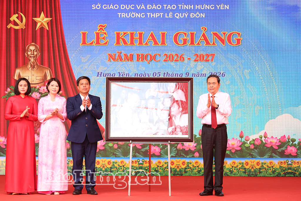 Đồng chí Trần Thanh Mẫn, Ủy viên Bộ Chính trị, Chủ tịch Quốc hội tặng quà chúc mừng thầy và trò Trường THPT Lê Quý Đôn nhân dịp năm học mới 2026 – 2027.