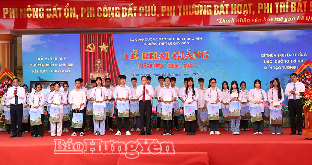 Đồng chí Trần Thanh Mẫn, Ủy viên Bộ Chính trị, Chủ tịch Quốc hội và các đồng chí lãnh đạo Trung ương tặng quà động viên học sinh có hoàn cảnh khó khăn của Trường THPT Lê Quý Đôn nhân dịp năm học mới 2026 – 2027.