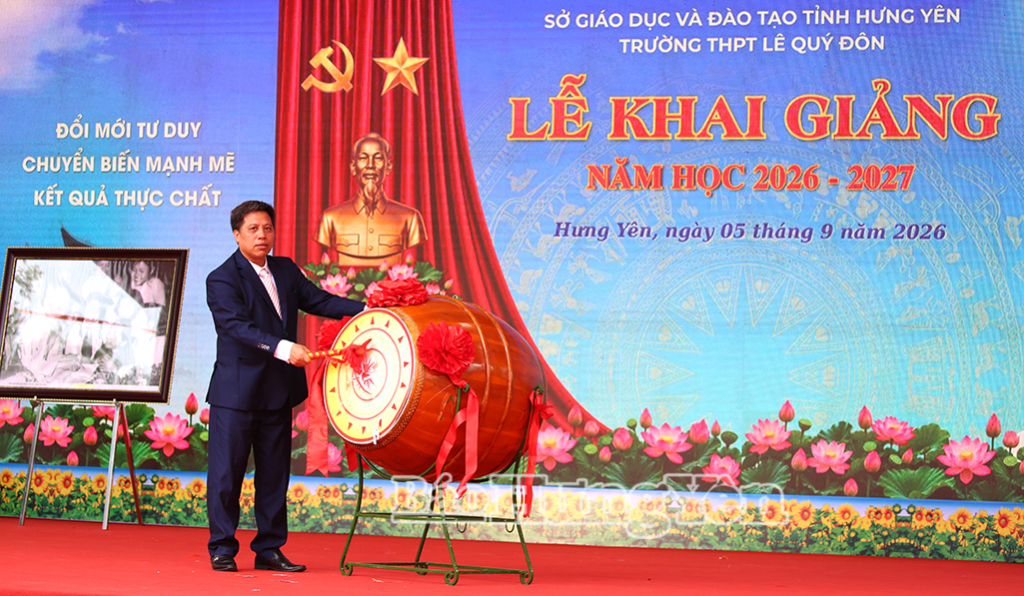 Hiệu trưởng Trường THPT Lê Quý Đôn thực hiện nghi thức đánh trống khai giảng năm học mới 2026 – 2027. 
