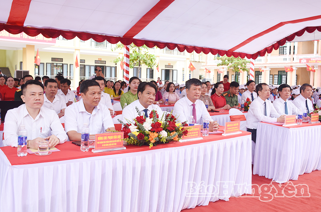 Đồng chí Lê Xuân Tiến, Ủy viên Ban Thường vụ Tỉnh ủy, Phó Chủ tịch Thường trực HĐND tỉnh cùng các đại biểu dự lễ khai giảng năm học 2026 – 2027 tại Trường THCS Quỳnh Phụ (xã Quỳnh Phụ).