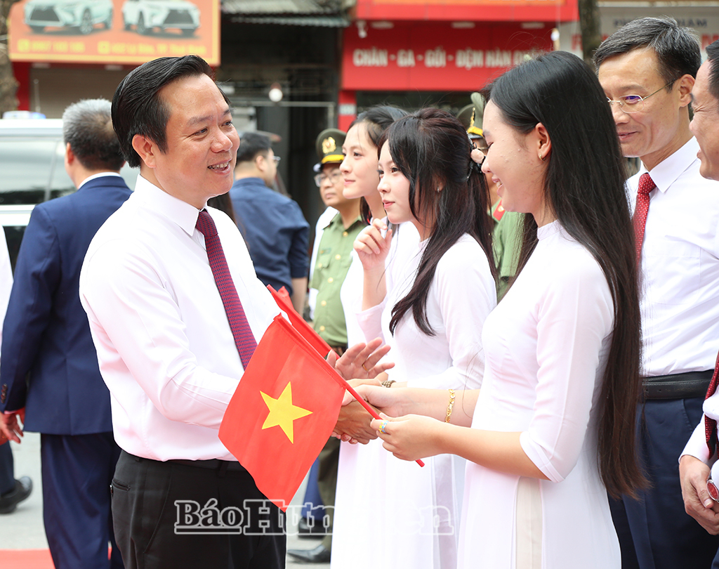Đồng chí Phạm Quang Ngọc, Ủy viên Ban Chấp hành Trung ương Đảng, Bí thư Tỉnh ủy chia sẻ niềm vui, chúc mừng  học sinh Trường THPT Lê Quý Đôn nhân dịp khai giảng năm học mới. 