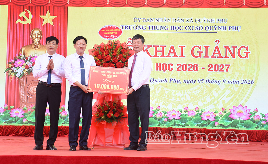 Đồng chí Lê Xuân Tiến, Ủy viên Ban Thường vụ Tỉnh ủy, Phó Chủ tịch Thường trực HĐND tỉnh tặng quà của Tỉnh ủy, HĐND, UBND, Ủy ban MTTQ Việt Nam tỉnh chúc mừng thầy và trò Trường THCS Quỳnh Phụ (xã Quỳnh Phụ) nhân dịp khai giảng năm học mới.