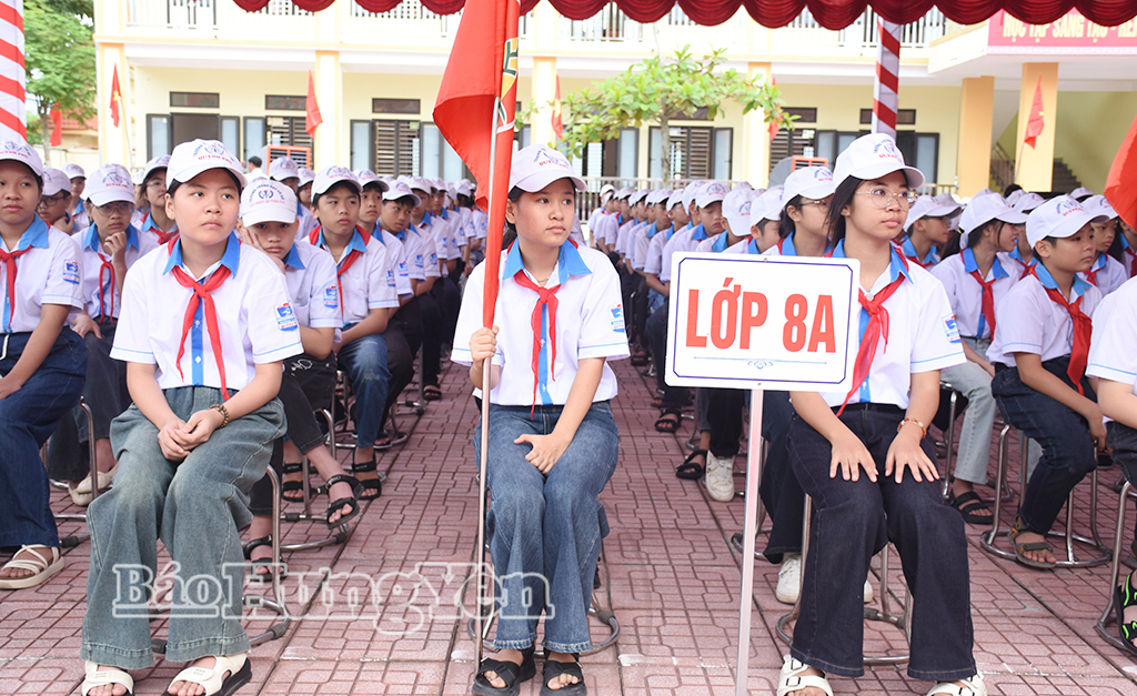 Học sinh Trường THCS Quỳnh Phụ (xã Quỳnh Phụ) hân hoan chào đón năm học mới.
