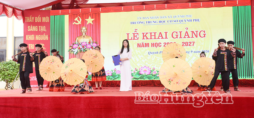 Tiết mục văn nghệ của học sinh Trường THCS Quỳnh Phụ (xã Quỳnh Phụ) tại lễ khai giảng năm học mới.