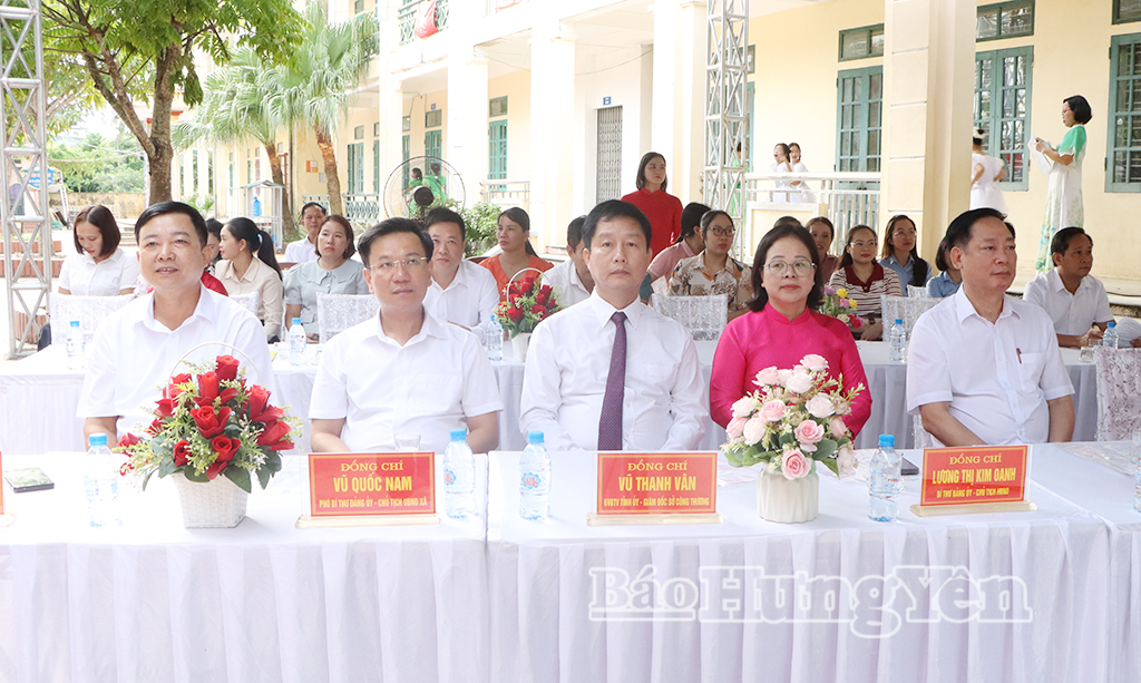 Đồng chí Vũ Thanh Vân, Ủy viên Ban Thường vụ Tỉnh ủy, Giám đốc Sở Công thương cùng các đại biểu dự lễ khai giảng năm học mới tại Trường Tiểu học Bình Định (xã Bình Định).