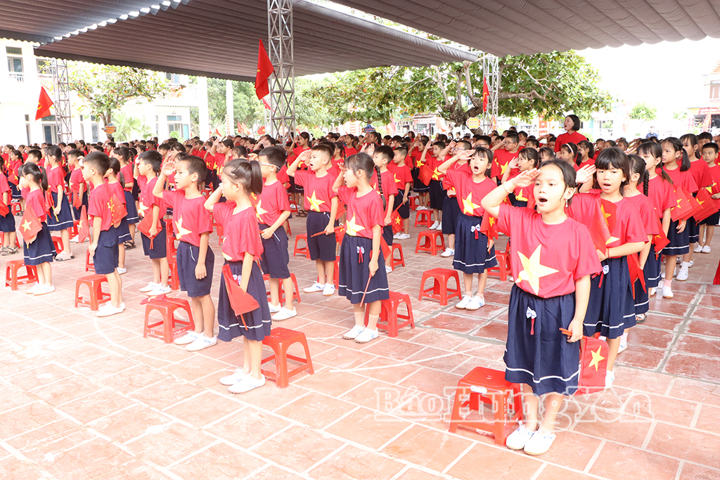 Học sinh Trường Tiểu học Bình Định (xã Bình Định) hát vang Quốc ca trong nghi thức chào cờ.