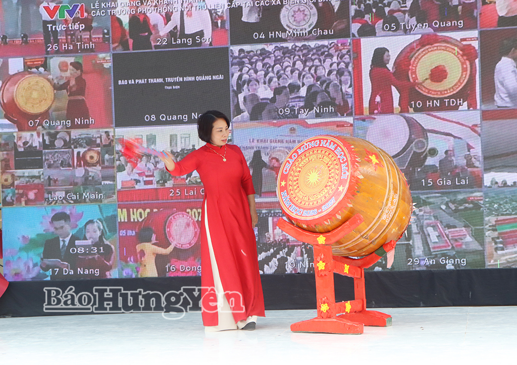 Hiệu trưởng Trường Tiểu học Bình Định (xã Bình Định) đánh trống khai giảng năm học mới.