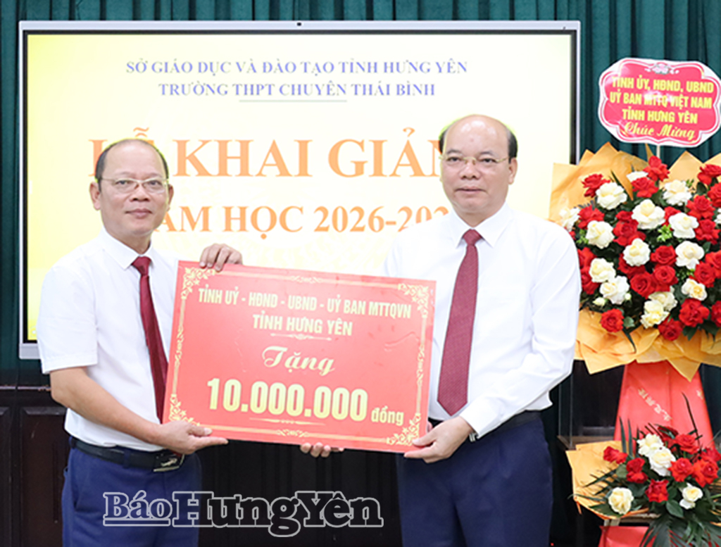 Đồng chí Đặng Thanh Giang, Ủy viên Ban Thường vụ Tỉnh ủy, Phó Chủ tịch HĐND tỉnh trao quà của Tỉnh ủy, HĐND, UBND, Ủy ban MTTQ Việt Nam tỉnh cho Trường THPT Chuyên Thái Bình.