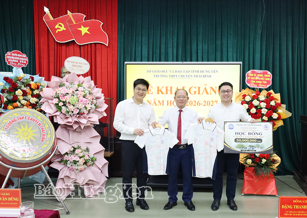 Cựu học sinh Trường THPT Chuyên Thái Bình khóa 2003 – 2006 trao tặng học bổng cho nhà trường.