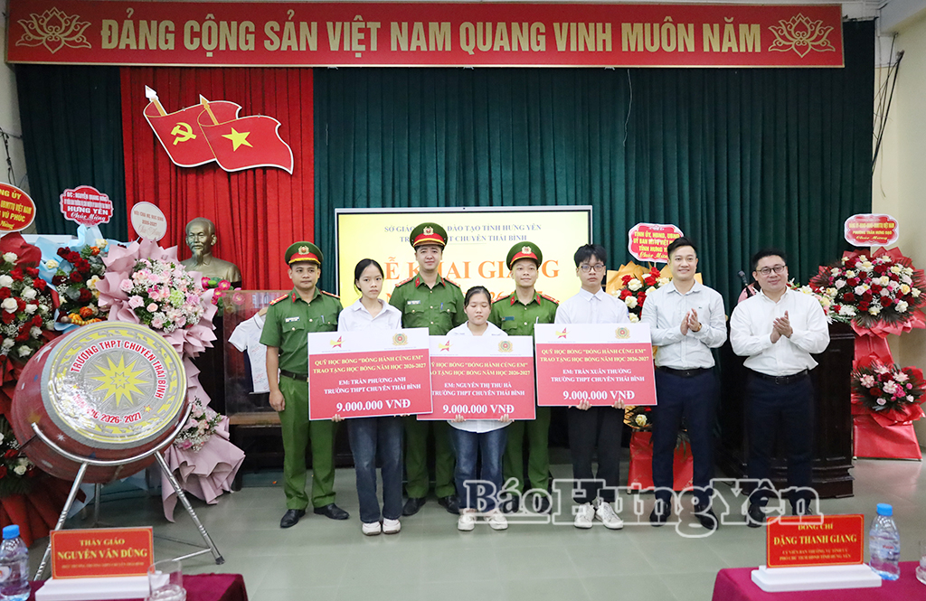 Hội Doanh nhân trẻ tỉnh và Ban Thanh niên Công an tỉnh trao tặng học bổng cho 3 học sinh có hoàn cảnh khó khăn vươn lên trong học tập.