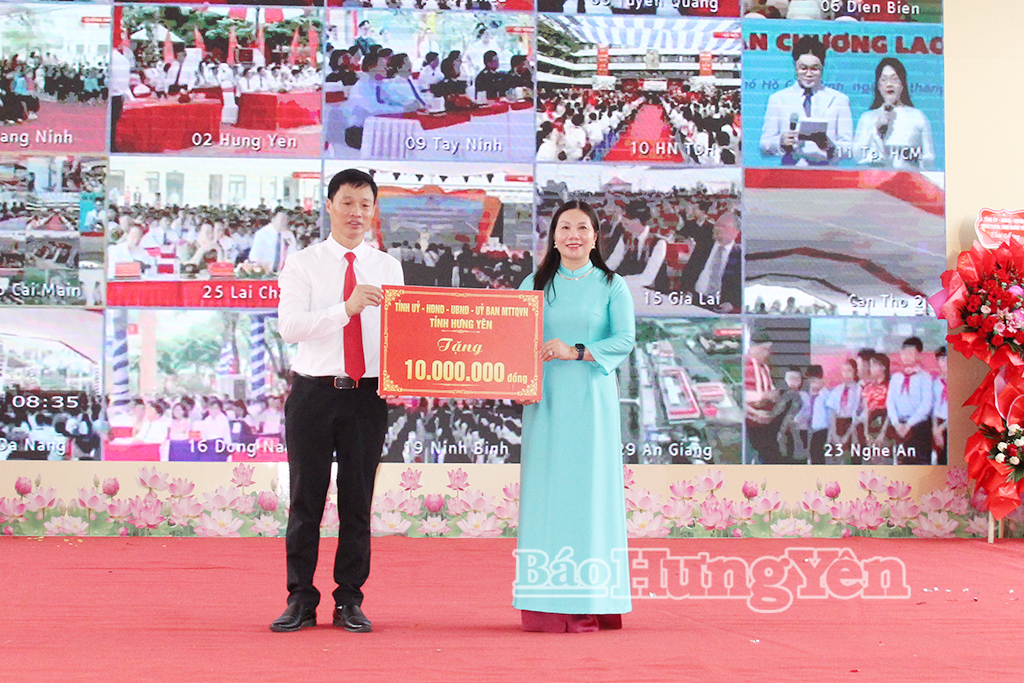 Đồng chí Trần Thị Tuyết Hương, Phó Chủ tịch HĐND tỉnh trao quà của Tỉnh ủy, HĐND, UBND, Ủy ban MTTQ Việt Nam tỉnh tặng thầy và trò Trường THCS Đoàn Thị Điểm (xã Yên Mỹ).