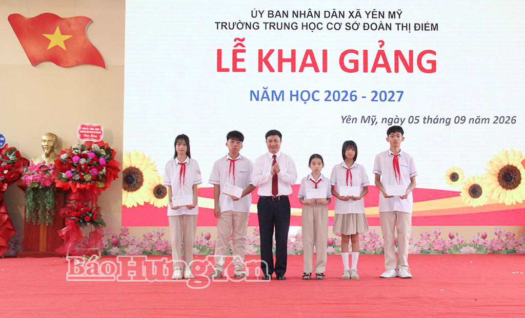 Lãnh đạo xã Yên Mỹ trao quà tặng học sinh có hoàn cảnh khó khăn.