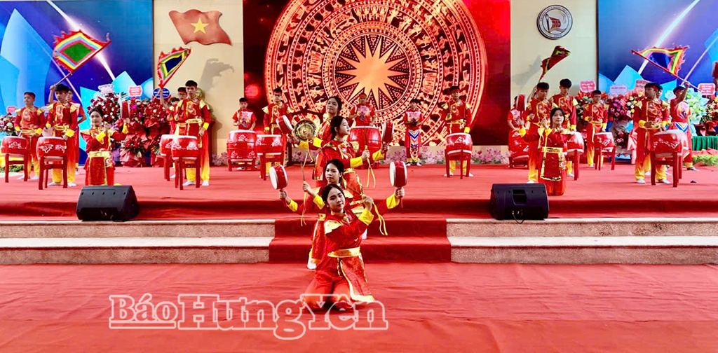 Tiết mục trống hội chào mừng lễ khai giảng năm học mới tại Trường THCS Đoàn Thị Điểm (xã Yên Mỹ).