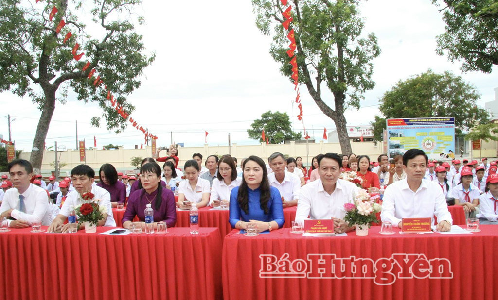 Đồng chí Phạm Văn Khuê, Ủy viên Ban Thường vụ Tỉnh ủy, Trưởng ban Tổ chức Tỉnh ủy dự khai giảng năm học tại Trường THCS Lê Quý Đôn (xã Lê Quý Đôn).