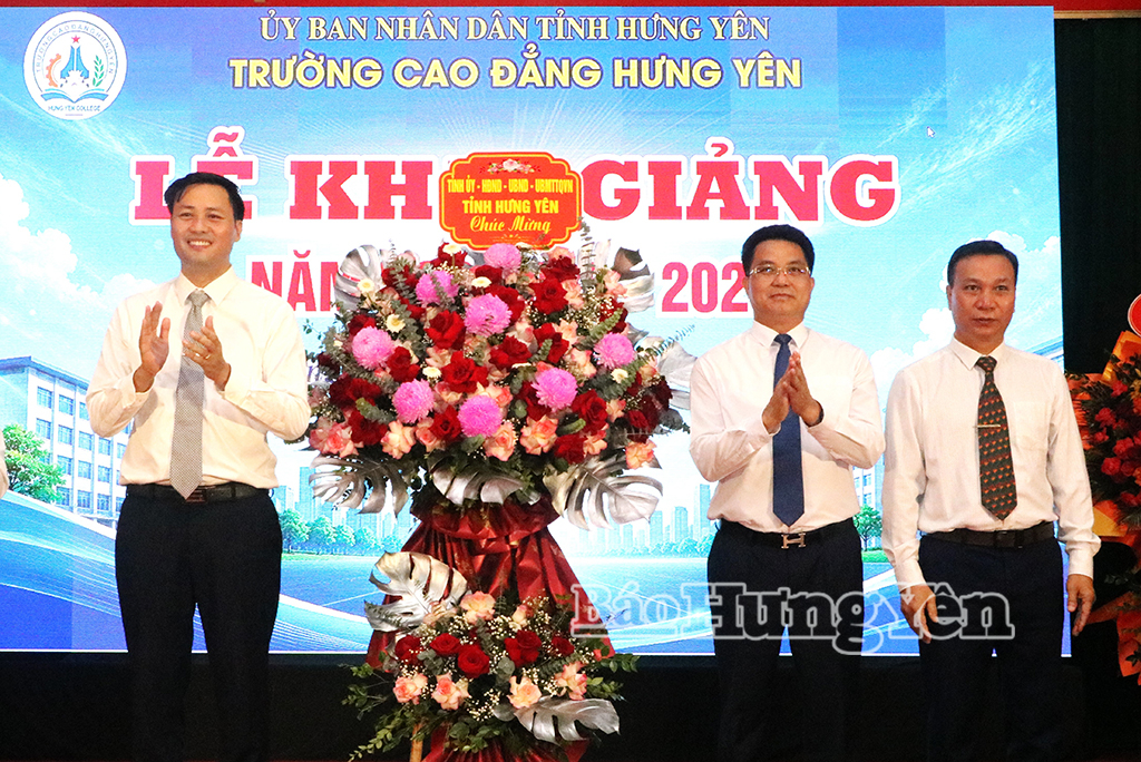 Đồng chí Lê Quang Hòa, Ủy viên Ban Thường vụ Tỉnh ủy, Phó Chủ tịch UBND tỉnh tặng hoa chúc mừng Trường Cao đẳng Hưng Yên nhân dịp khai giảng năm học mới. 