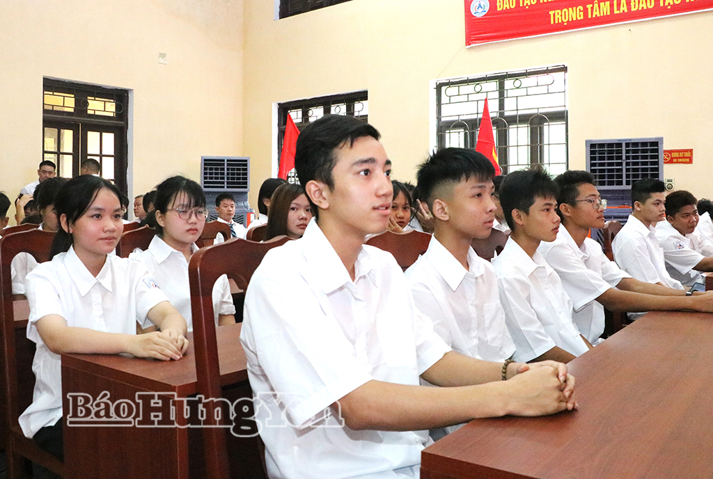 Các em học sinh chú theo dõi trực tuyến lễ khai giảng năm học mới 2026 - 2027 trong cả nước. 