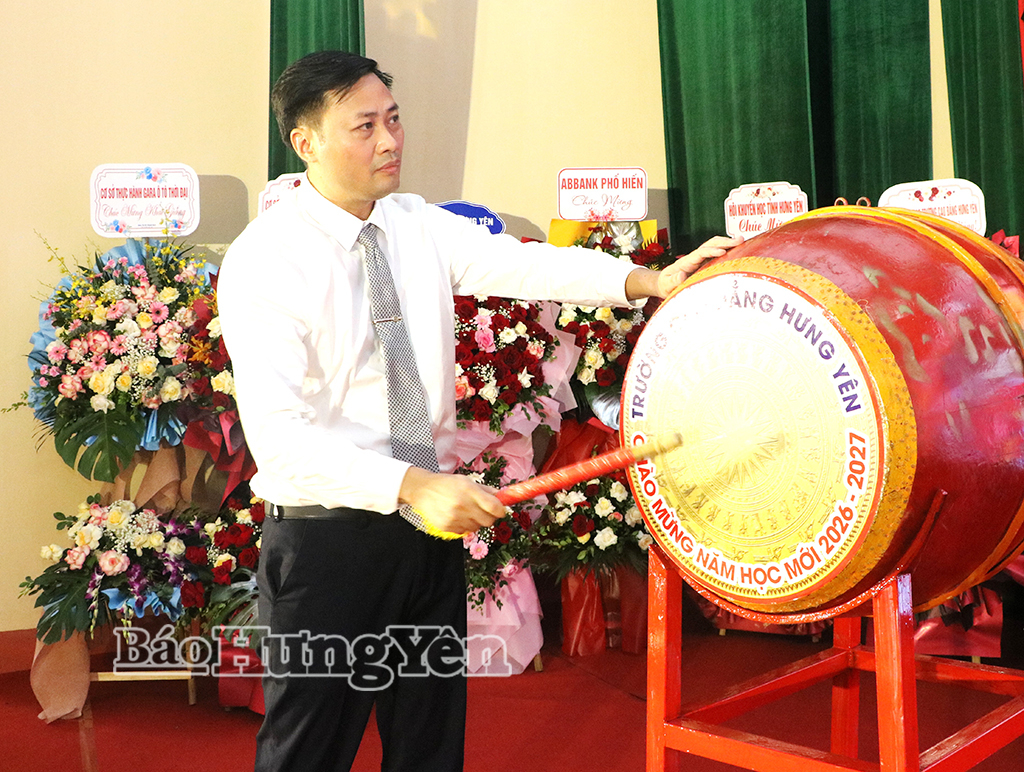 Hiệu trưởng Trường Cao đẳng Hưng Yên thực hiện nghi thức đánh trống khai giảng năm học 2026 - 2027.