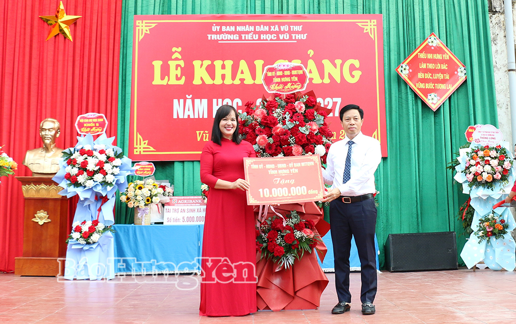 Đồng chí Lại Văn Hoàn, Phó Chủ tịch UBND tỉnh tặng hoa và quà chúc mừng thầy trò Trường Tiểu học Vũ Thư (xã Vũ Thư) nhân dịp khai giảng năm học 2026 - 2027.