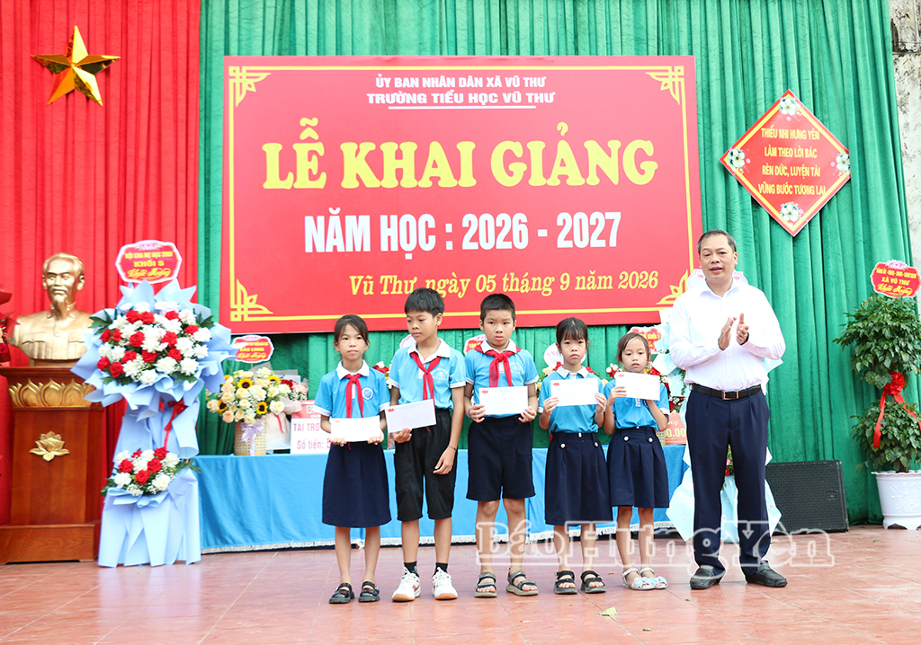 Lãnh đạo xã Vũ Thư tặng quà học sinh có hoàn cảnh khó khăn.