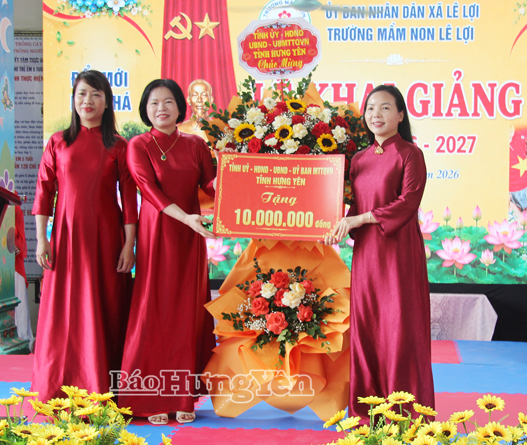 Đồng chí Ngô Thị Kim Hoàn, Ủy viên Ban Thường vụ Tỉnh ủy, Phó Chủ tịch Thường trực Ủy ban MTTQ Việt Nam tỉnh tặng hoa, trao quà của tỉnh chúc mừng năm học mới 2026 - 2027 tại Trường Mầm non Lê Lợi (xã Lê Lợi).
