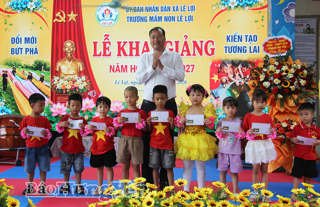 Lãnh đạo Tỉnh đoàn tặng quà cho các em học sinh Trường Mầm non Lê Lợi (xã Lê Lợi).