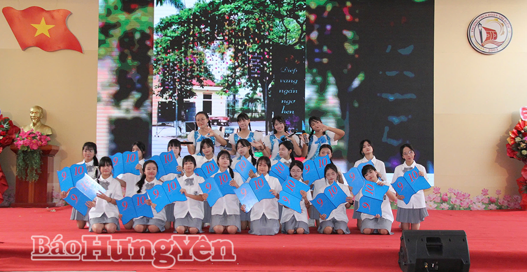 Tiết mục văn nghệ tại lễ khai giảng năm học mới tại Trường THCS Đoàn Thị Điểm (xã Yên Mỹ)