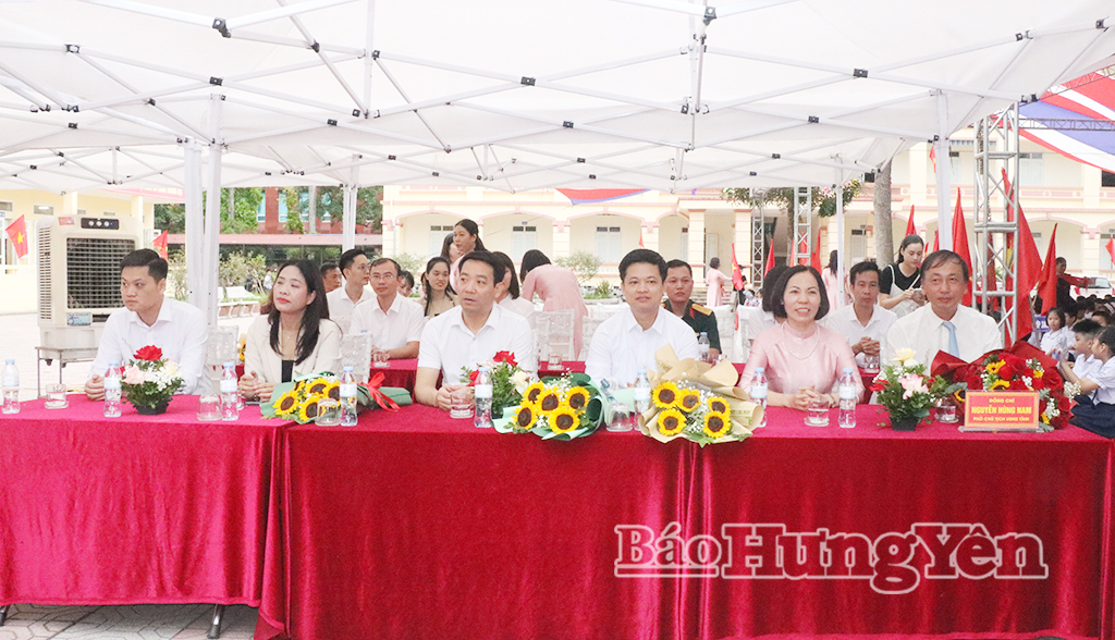 Đồng chí Nguyễn Hùng Nam, Phó Chủ tịch UBND tỉnh cùng các đại biểu dự lễ khai giảng tại Trường Tiểu học Phố Hiến (phường Phố Hiến).