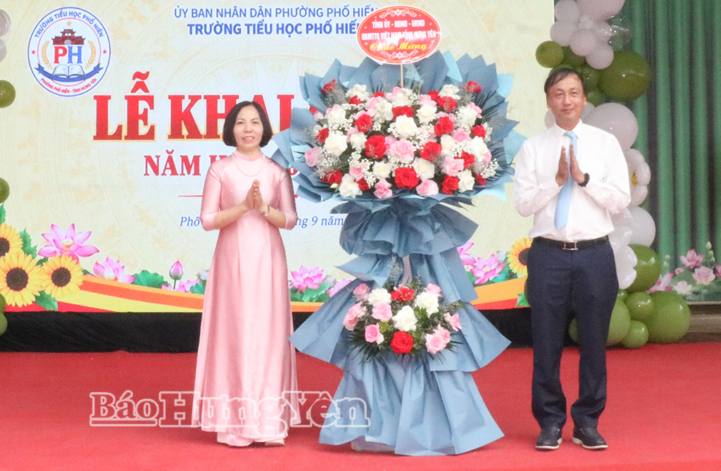 Đồng chí Nguyễn Hùng Nam, Phó Chủ tịch UBND tỉnh tặng hoa chúc mừng Trường Tiểu học Phố Hiến (phường Phố Hiến).