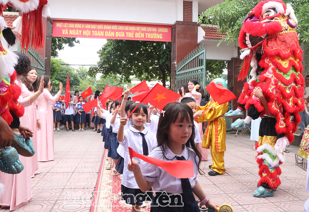Học sinh lớp 1 Trường Tiểu học Phố Hiến (phường Phố Hiến) bước vào năm học mới.
