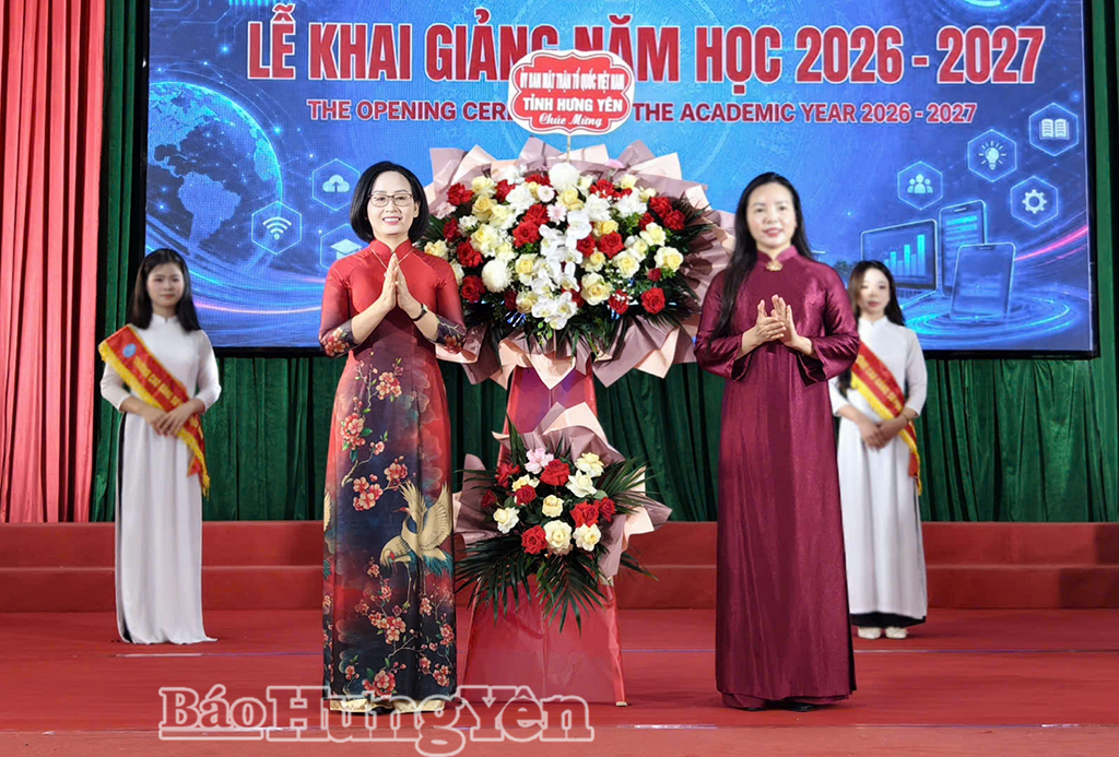 Đồng chí Ngô Thị Kim Hoàn, Ủy viên Ban Thường vụ Tỉnh ủy, Phó Chủ tịch thường trực Ủy ban MTTQ Việt Nam tỉnh tặng hoa chúc mừng Trường Cao đẳng Sư phạm Thái Bình.
