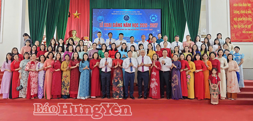 Đồng chí Phạm Văn Nghiêm, Phó Chủ tịch UBND tỉnh, đồng chí Nguyễn Văn Huy, Phó Trưởng đoàn chuyên trách Đoàn đại biểu Quốc hội tỉnh chụp ảnh lưu niệm với cán bộ, giáo viên, sinh viên, học sinh Trường Cao đẳng Sư phạm Thái Bình.