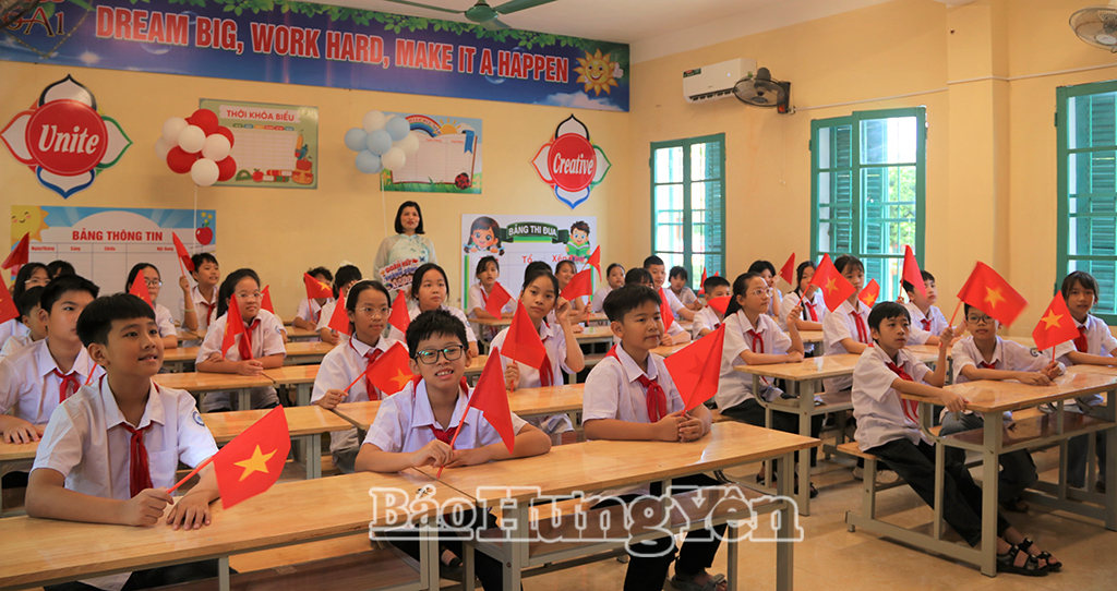 Cô và trò lớp 6A1, Trường Tiểu học, THCS và THPT Quách Đình Bảo (trực thuộc Trường Cao đẳng Sư phạm Thái Bình theo dõi chương trình lễ khai giảng được truyền hình trực tiếp trên VTV1.
