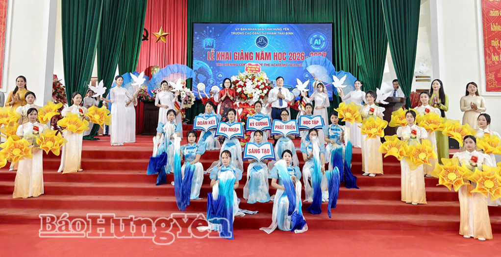Đồng chí Phạm Văn Nghiêm, Phó Chủ tịch UBND tỉnh tặng hoa chúc mừng Trường Cao đẳng Sư phạm Thái Bình.