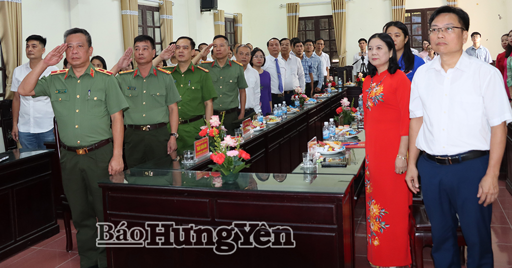 Thiếu tướng Trần Xuân Ánh, Ủy viên Ban Thường vụ Tỉnh ủy, Giám đốc Công an tỉnh cùng các đại biểu thực hiện nghi lễ chào cờ cùng các điểm cầu của cả nước.