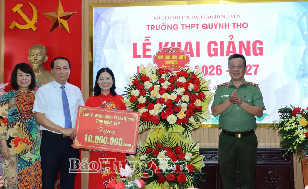 Thiếu tướng Trần Xuân Ánh, Ủy viên Ban Thường vụ Tỉnh ủy, Giám đốc Công an tỉnh tặng hoa và trao quà của Tỉnh ủy, HĐND, UBND, Ủy ban MTTQ Việt Nam tỉnh chúc mừng Trường THPT Quỳnh Thọ.