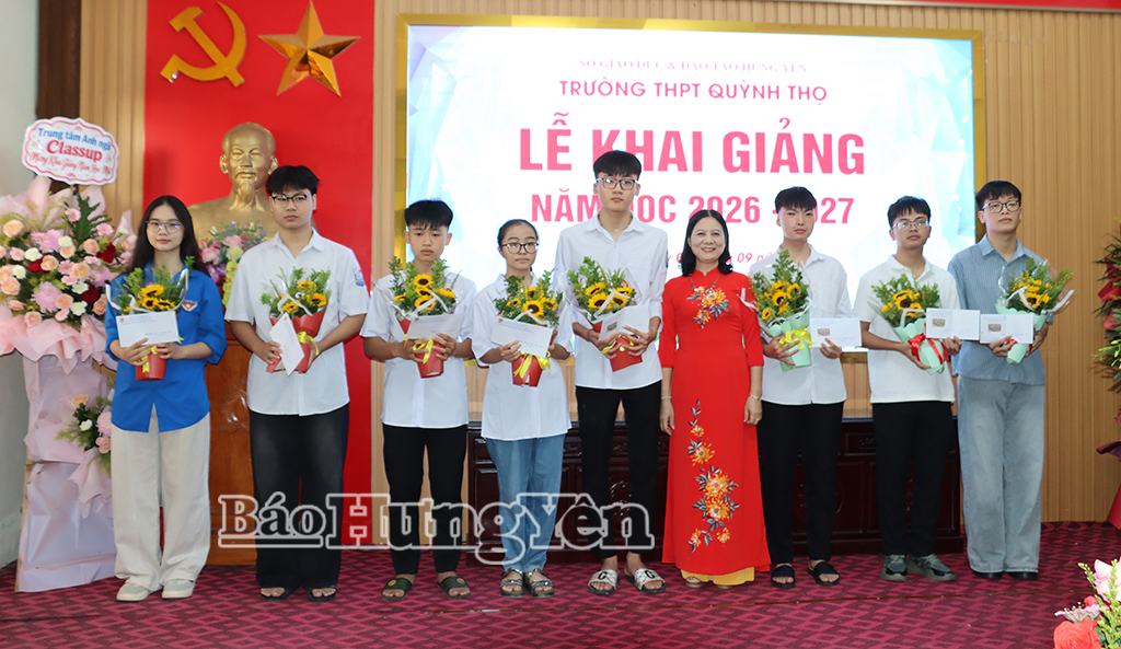 Trường THPT Quỳnh Thọ trao thưởng các em học sinh đạt thành tích cao trong năm học 2025 – 2026.