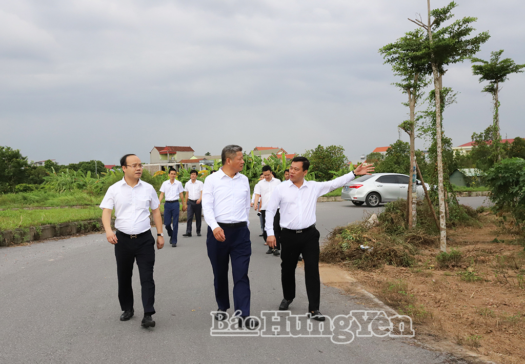 Đồng chí Nguyễn Mạnh Quyền, Phó Bí thư Tỉnh ủy, Chủ tịch UBND tỉnh kiểm tra, khảo sát vị trí xây dựng Trường THPT Nguyễn Văn Linh tại xã Nguyễn Văn Linh. 