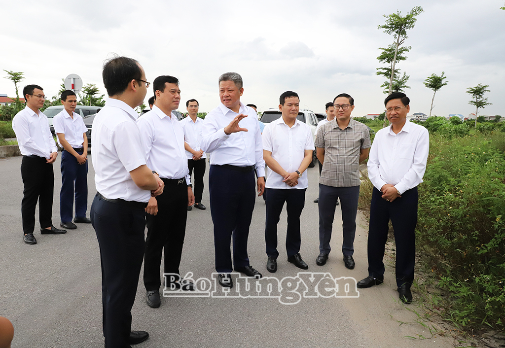 Đồng chí Nguyễn Mạnh Quyền, Phó Bí thư Tỉnh ủy, Chủ tịch UBND tỉnh giao nhiệm vụ cho lãnh đạo các sở, ngành và xã Nguyễn Văn Linh về tiến độ triển khai dự án xây dựng Trường THPT Nguyễn Văn Linh. 